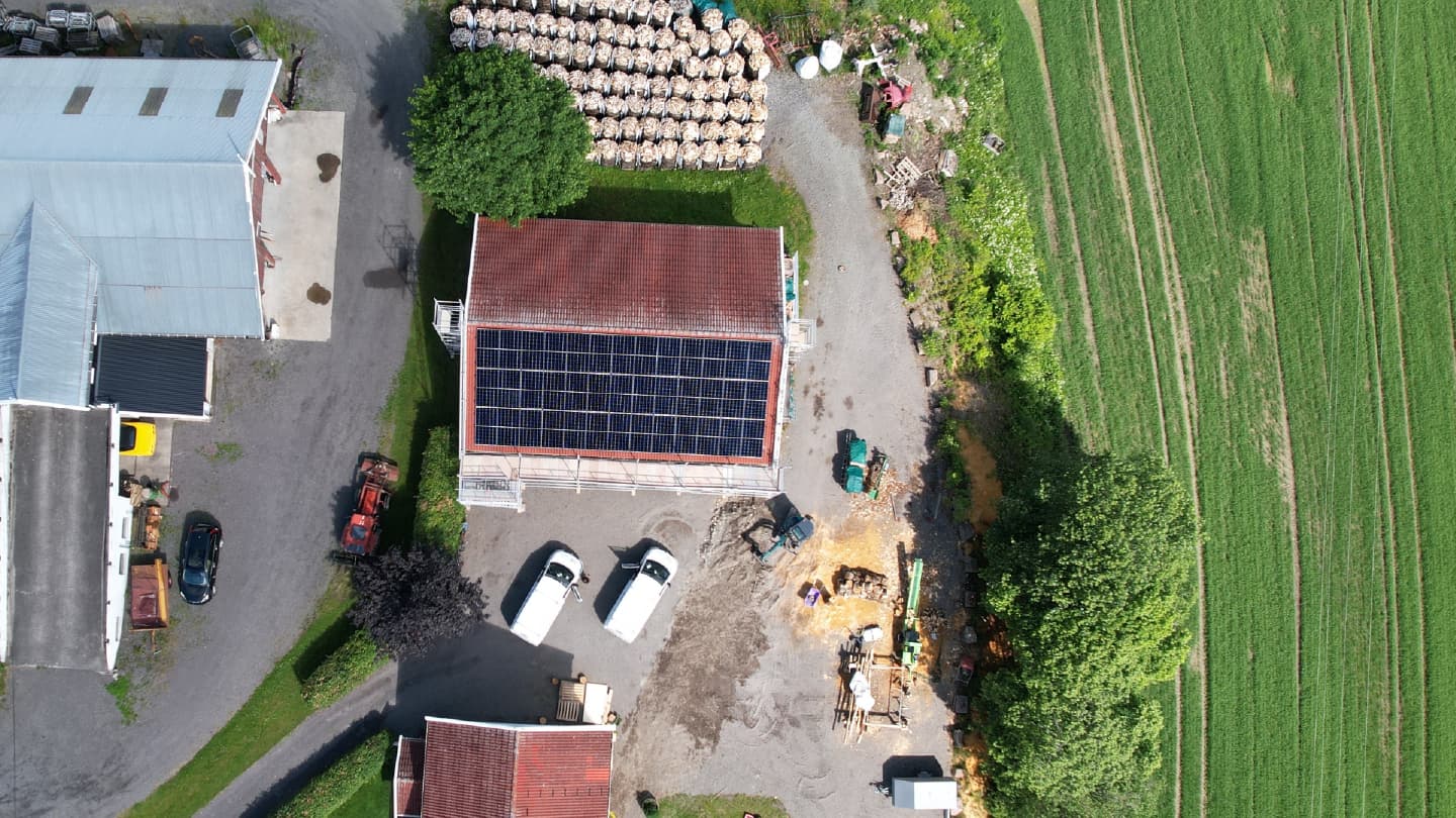 dronebilde av privatbolig i osloområdet med solceller på taket