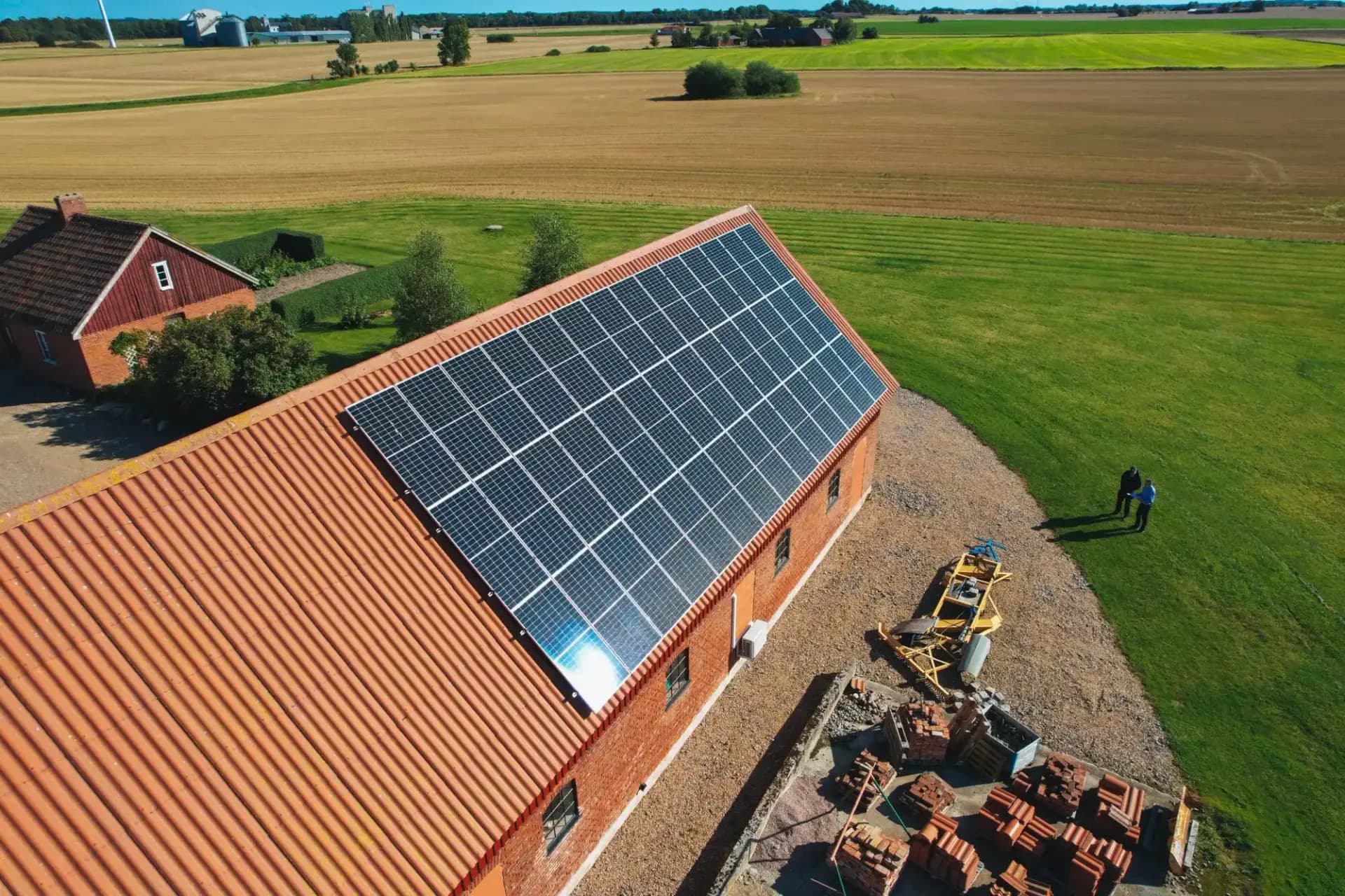 Landbruk stillbilde i sol med solceller på taket