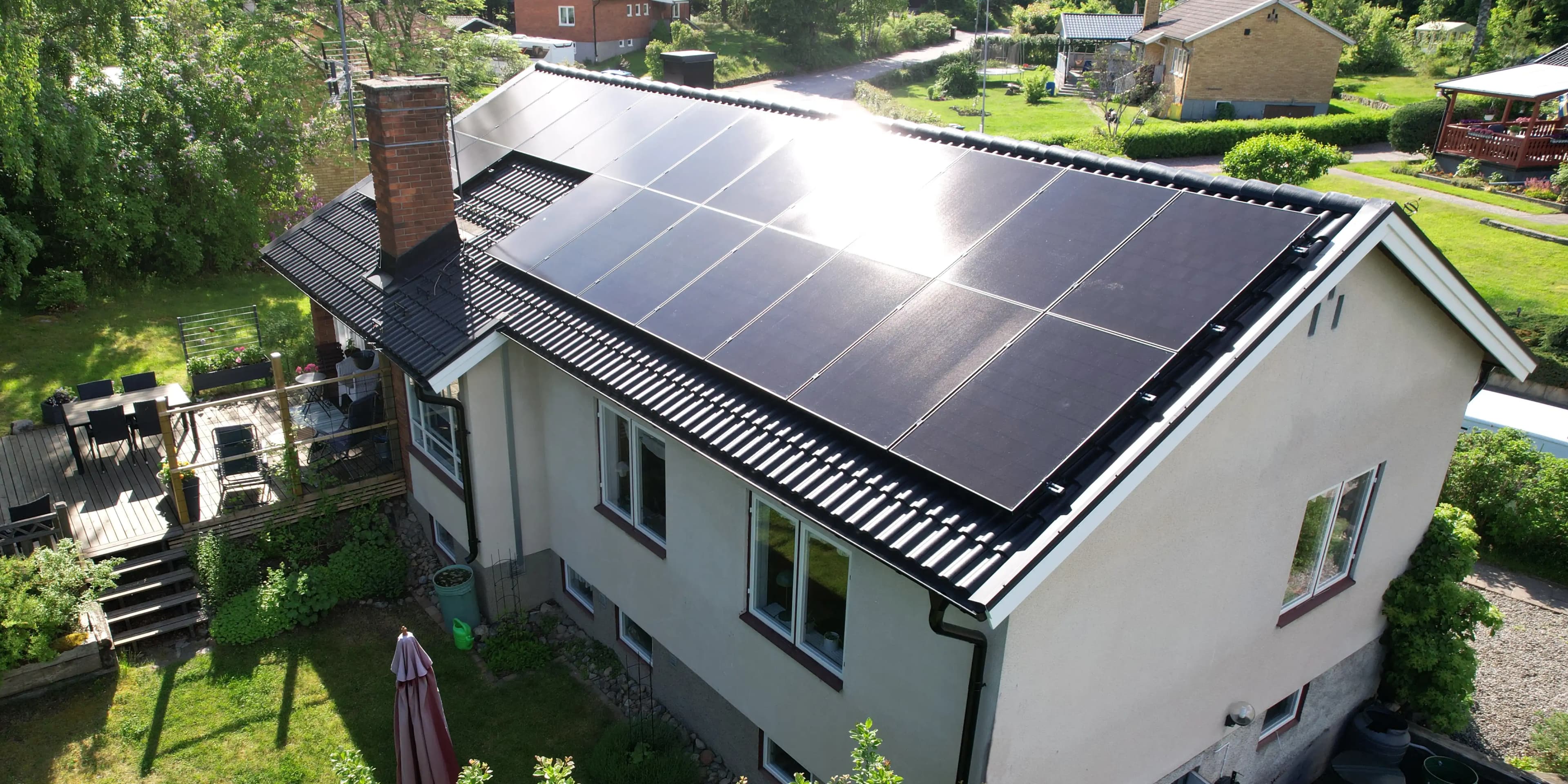 Solcellepanel på hustak som kvalifiserer til Enova-støtte