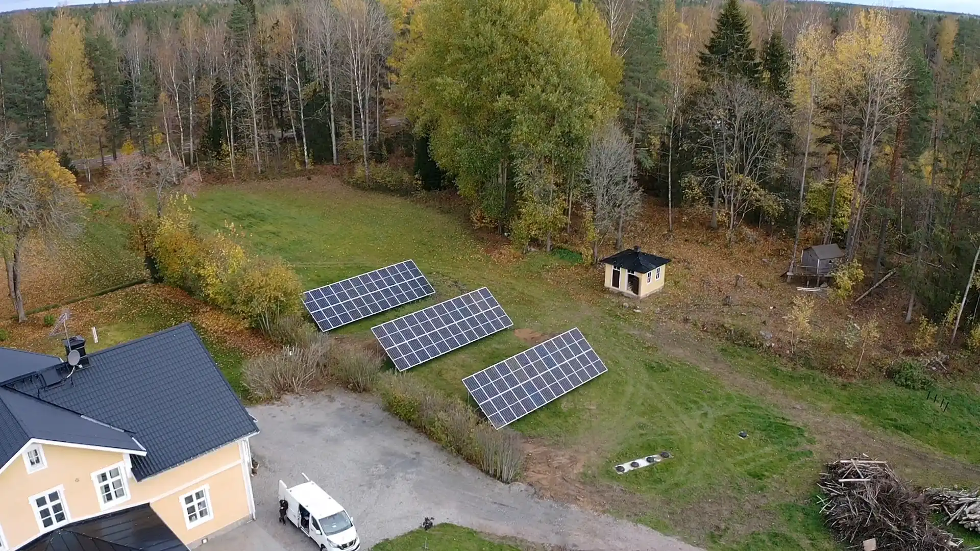 Villa med markanläggning av solceller