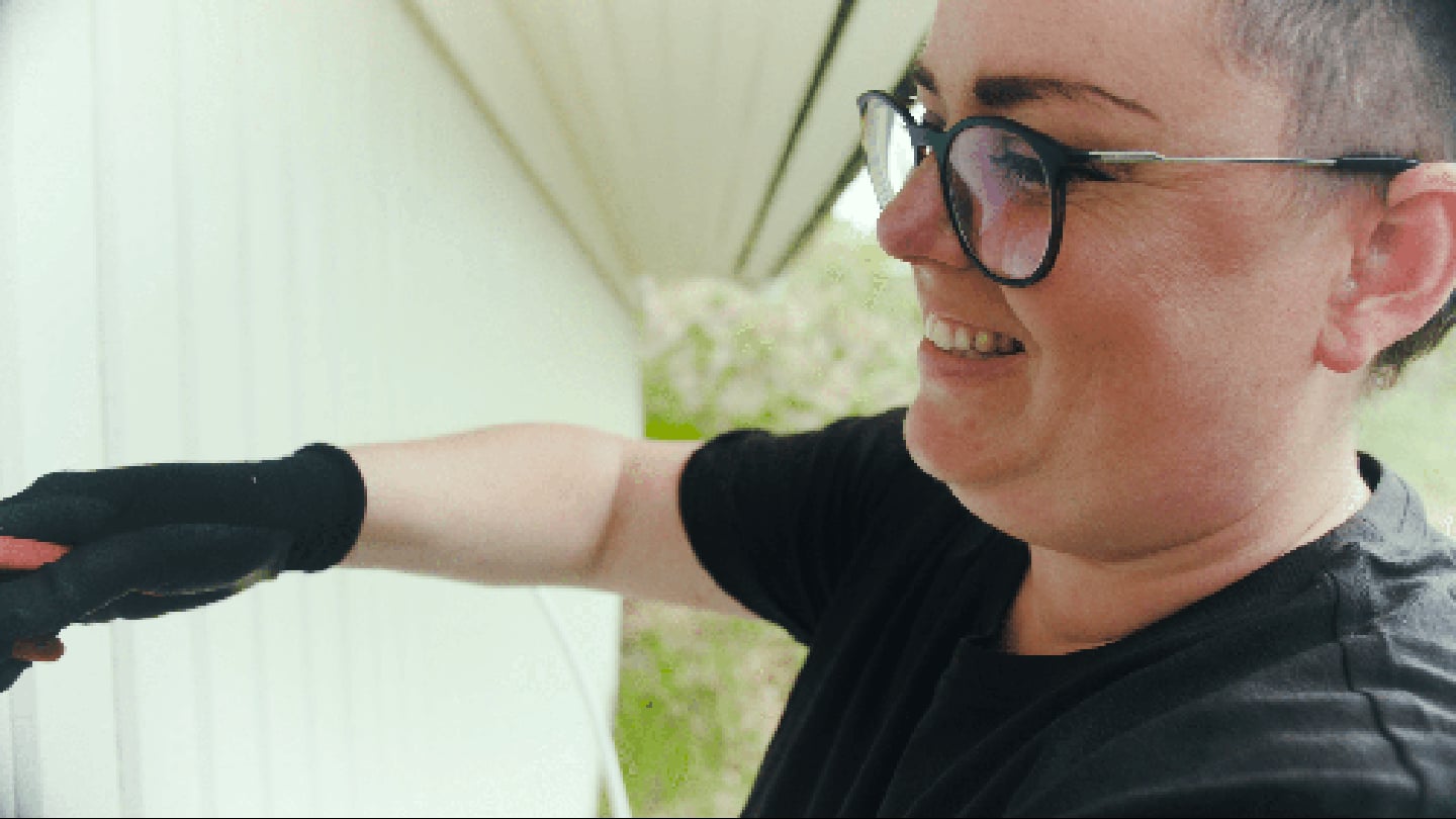 Elektriker installerar växelriktare