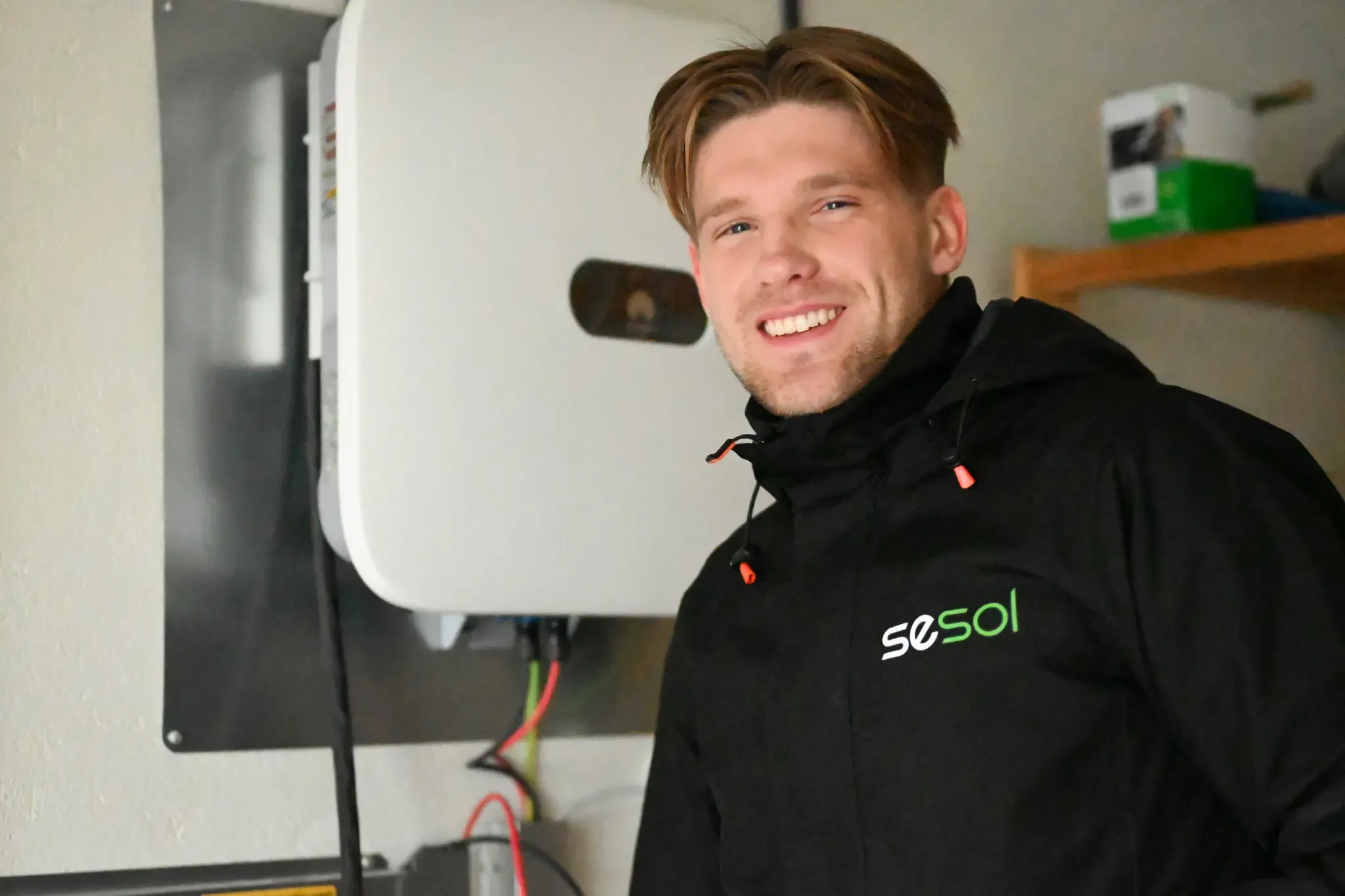 Elektriker monterar växelriktare