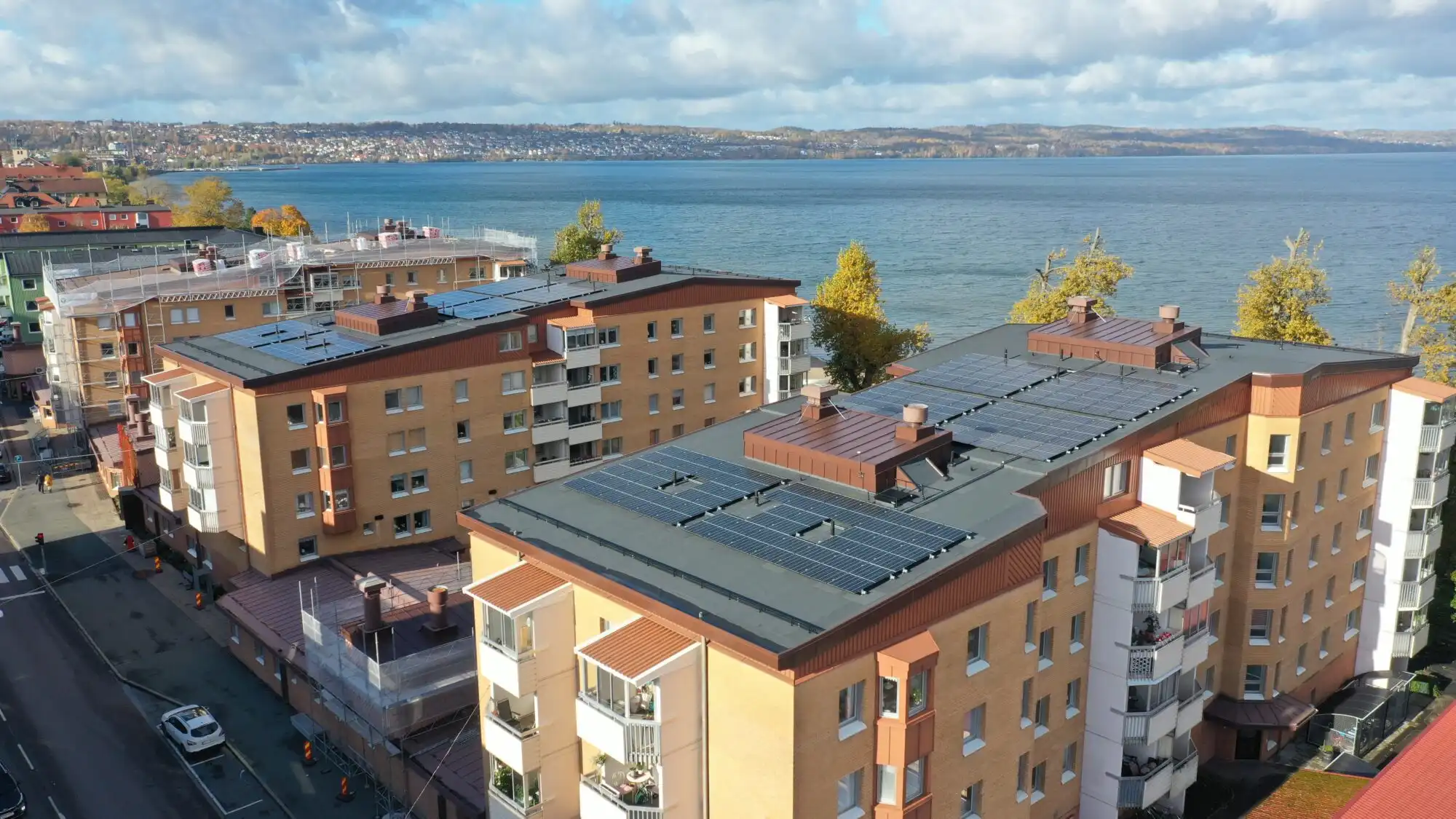 Bostadsrättsförening med solceller vid Vättern