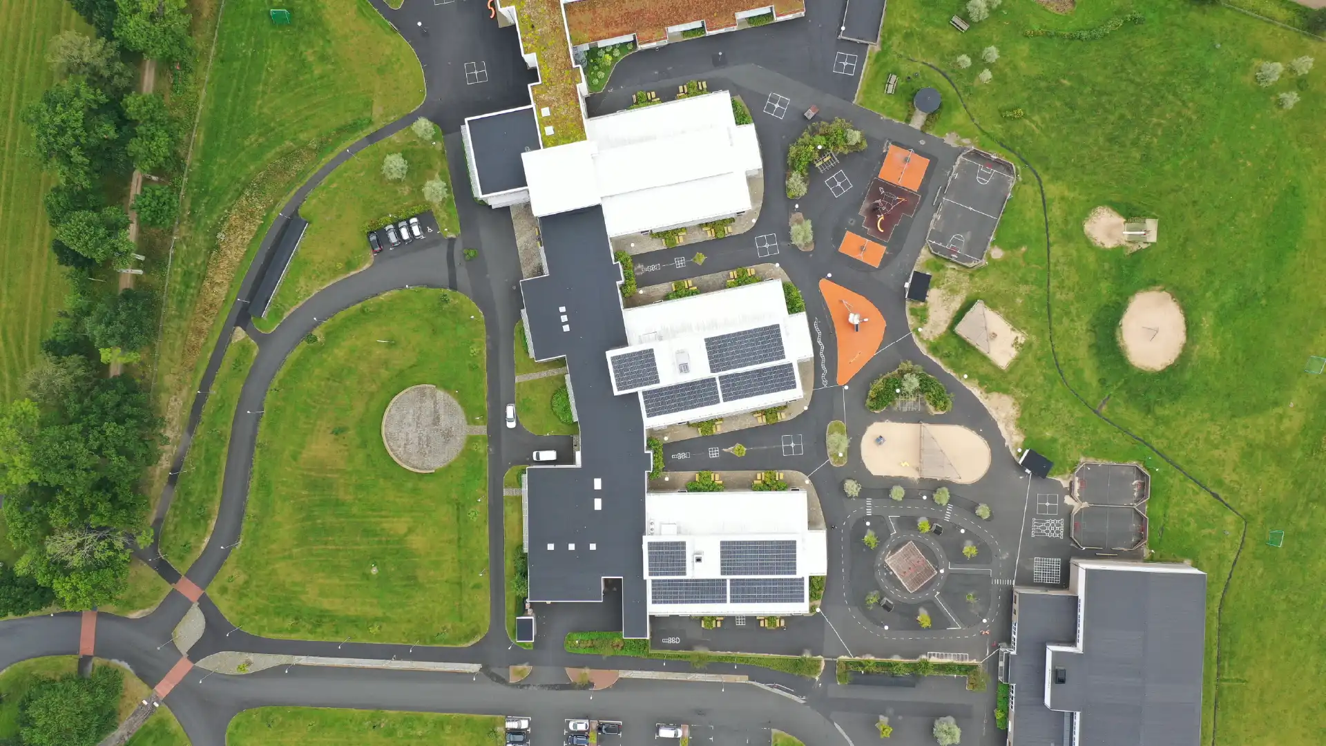 Solceller monterade på skola