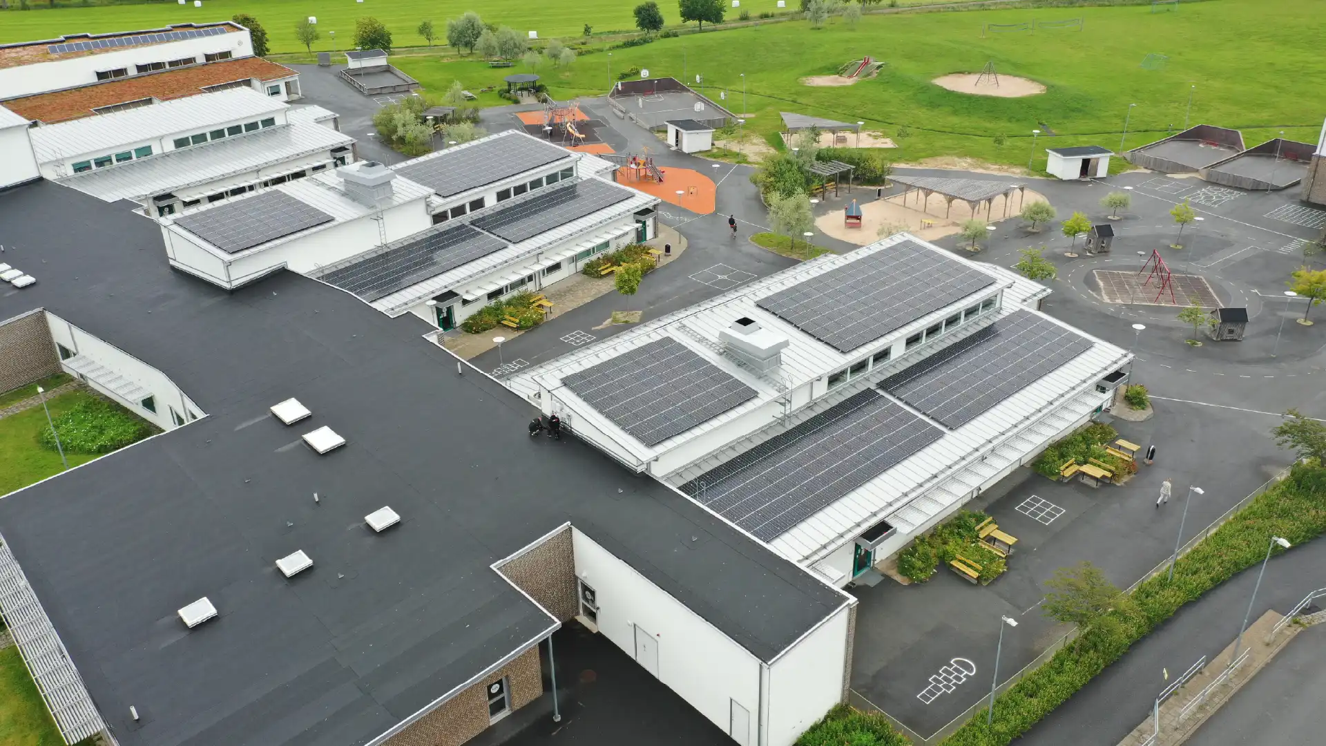 Solceller monterade på skola