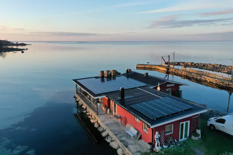 Solcellsanläggning på villa vid kusten
