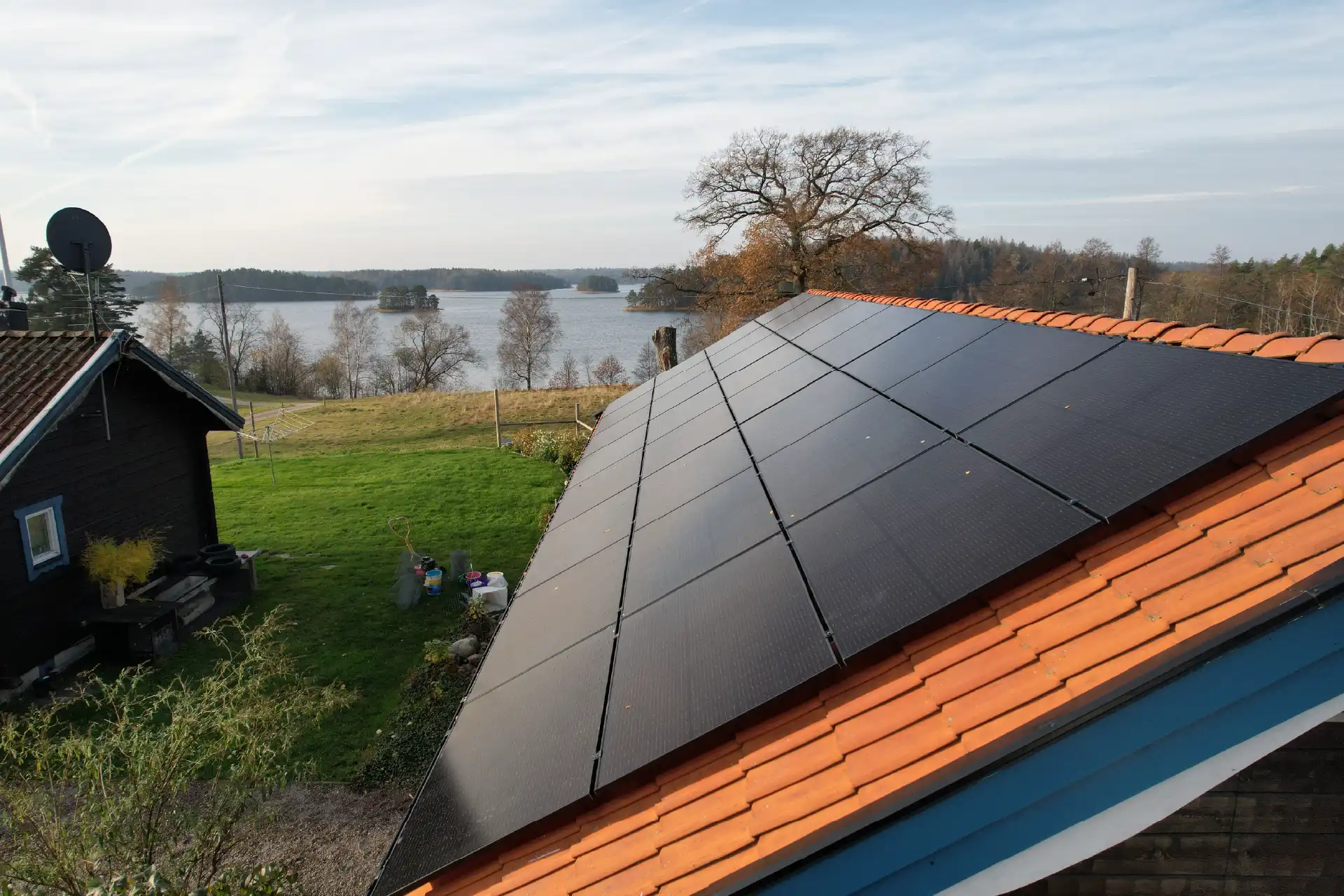 Solcellsanläggning på villatak med sjöutsikt