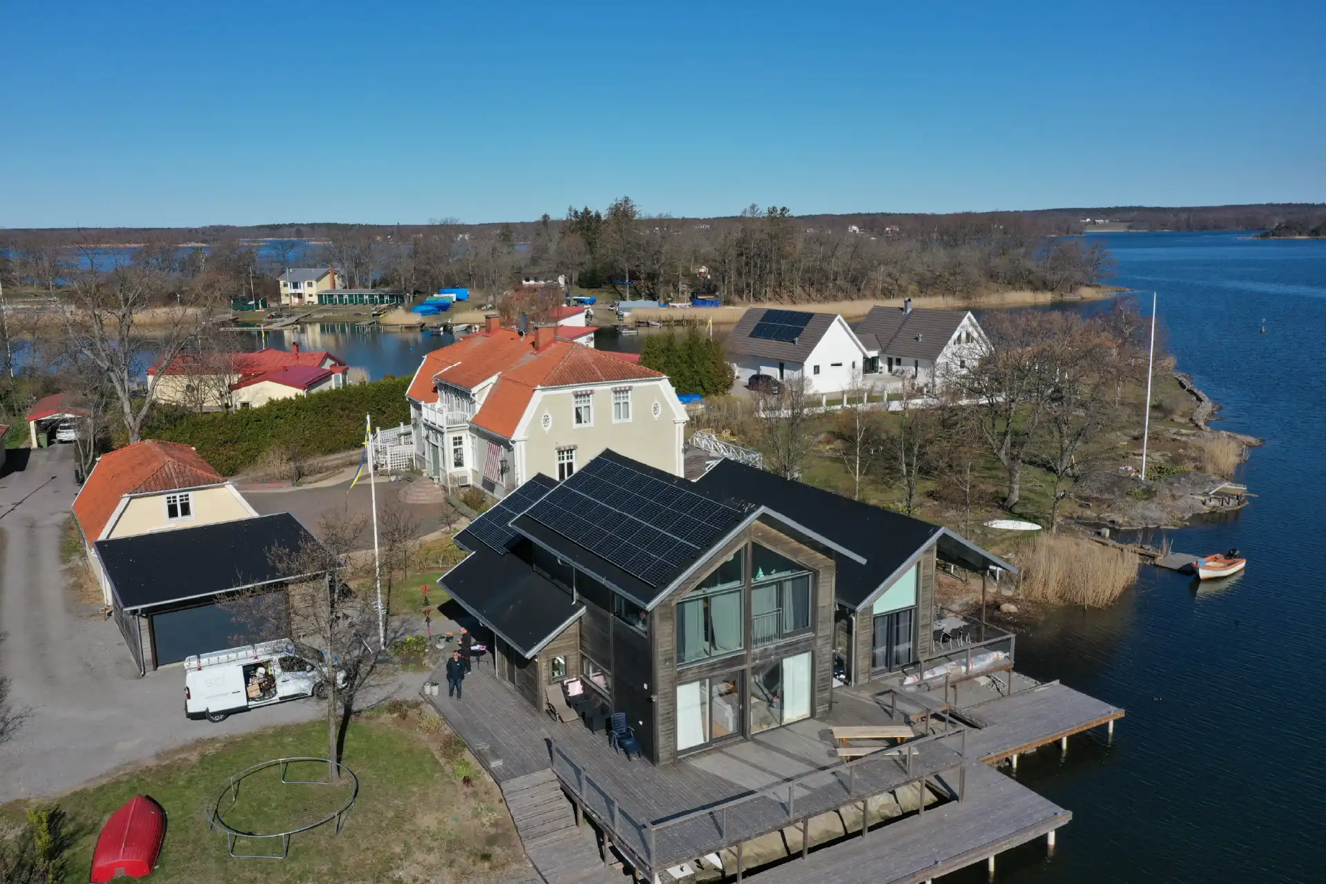 Solcellsanläggning på villa vid sjökanten