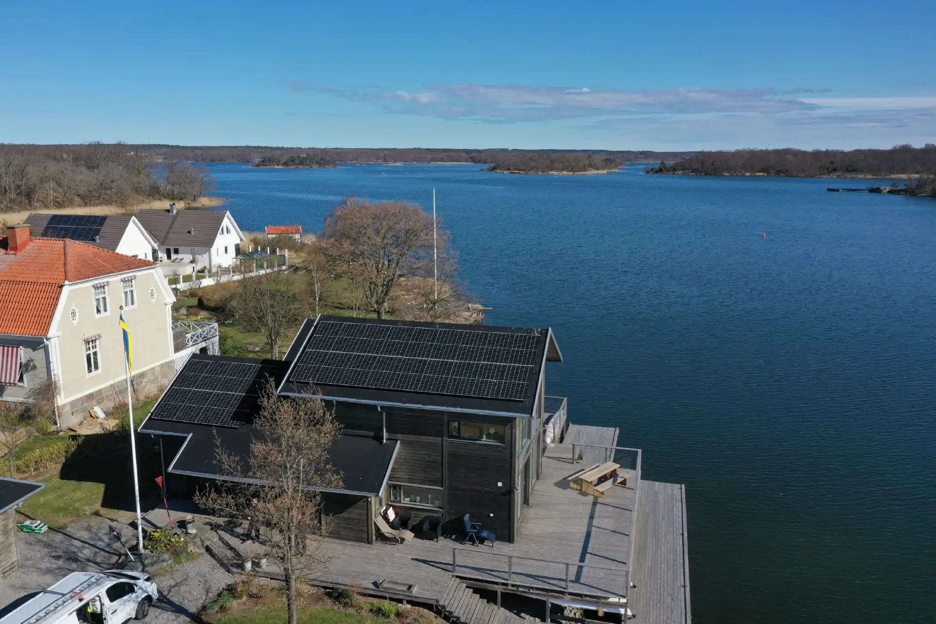 Solcellsanläggning på villa vid sjökanten