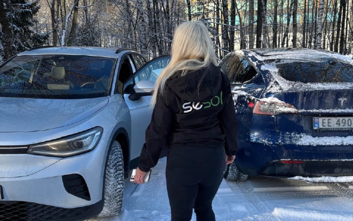 Selger i sesol går mot arbeidsbilen sin