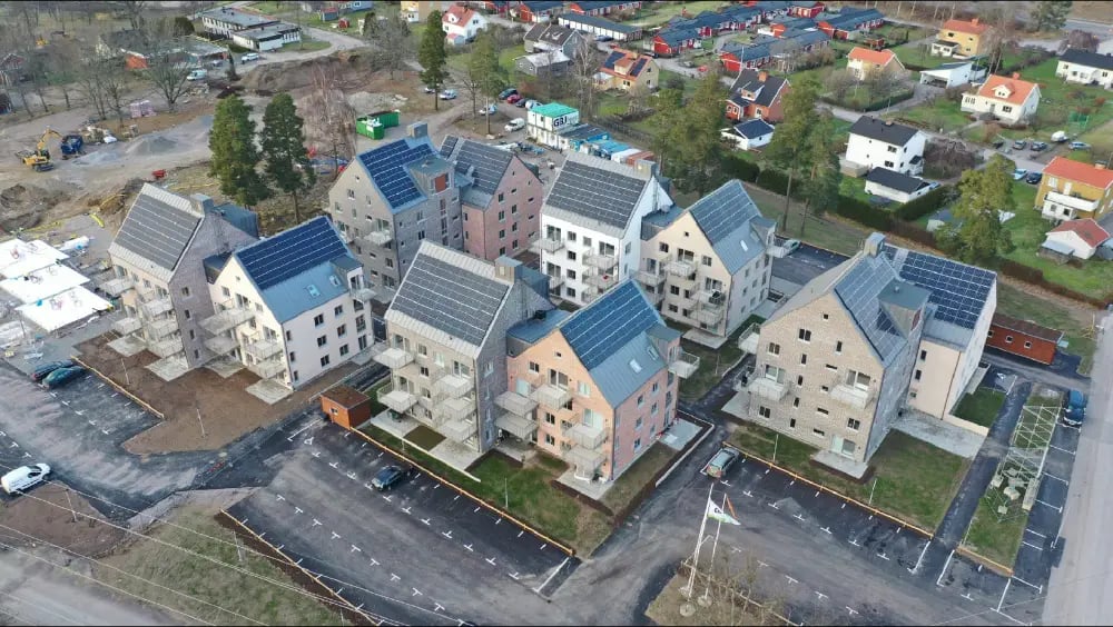 Bostadsrättshus med solcellsanläggning